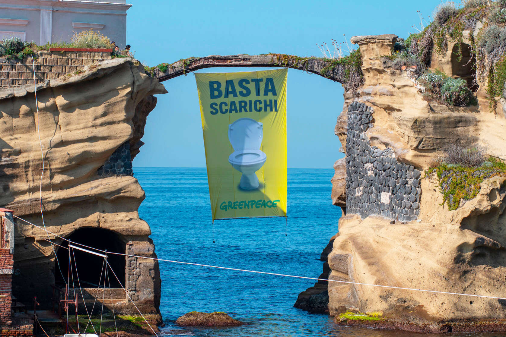 Un gabinetto gigante nel Golfo di Napoli. Greenpeace: «Basta scarichi, le aree marine protette non sono una fogna»