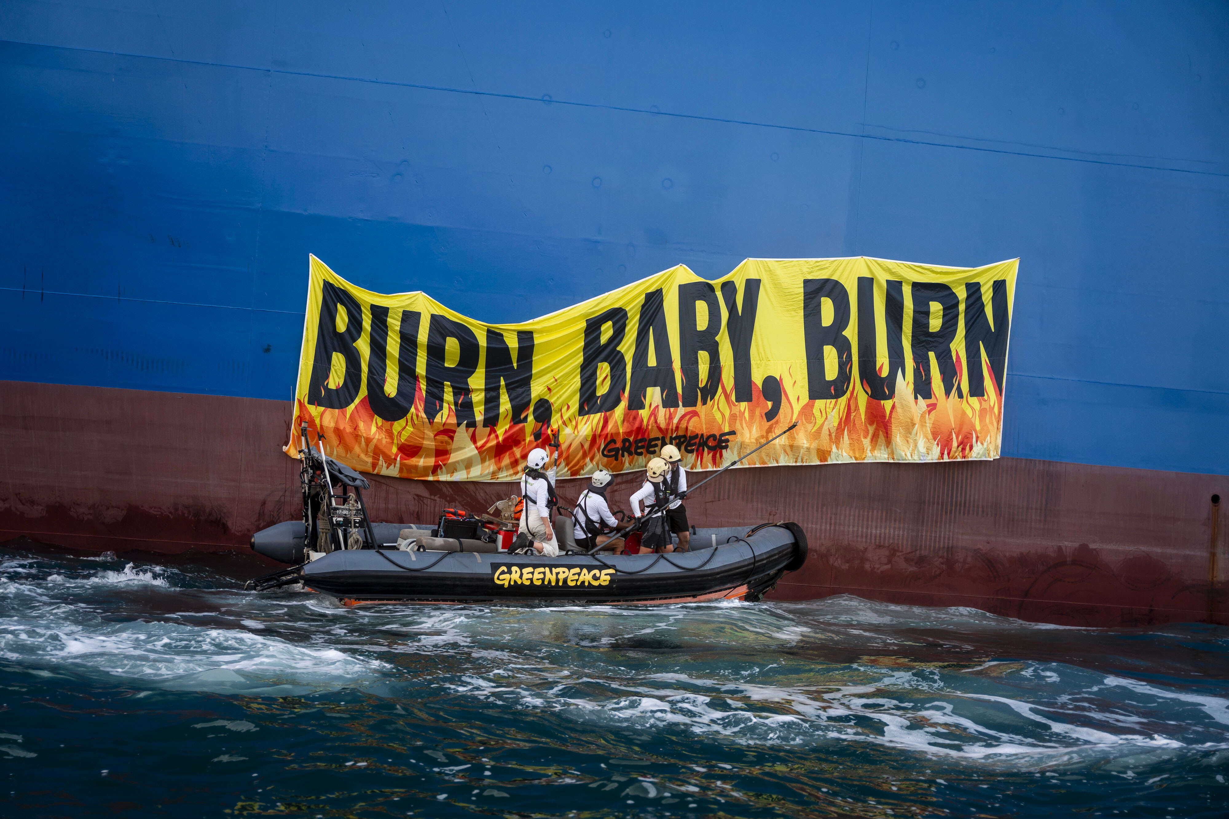«Investire sul gas significa bruciare il futuro»: Greenpeace in azione nell’Adriatico contro l’intesa Meloni-Trump