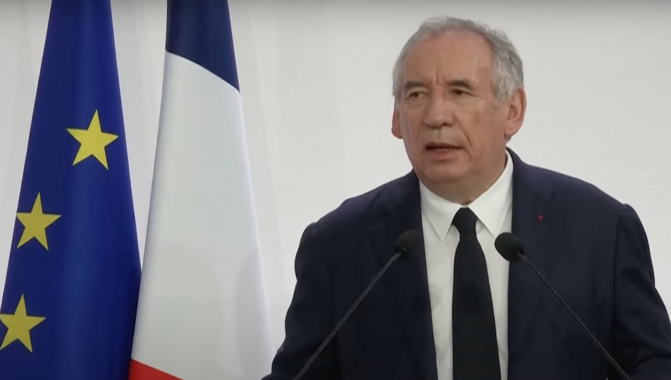 Francia, l’azzardo del premier Bayrou: lancia l’allarme sul debito nazionale e chiede il voto di fiducia
