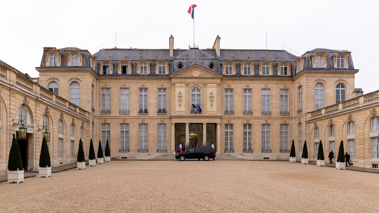 La Francia, nostalgica delle cariche napoleoniche, si prepara alla guerra