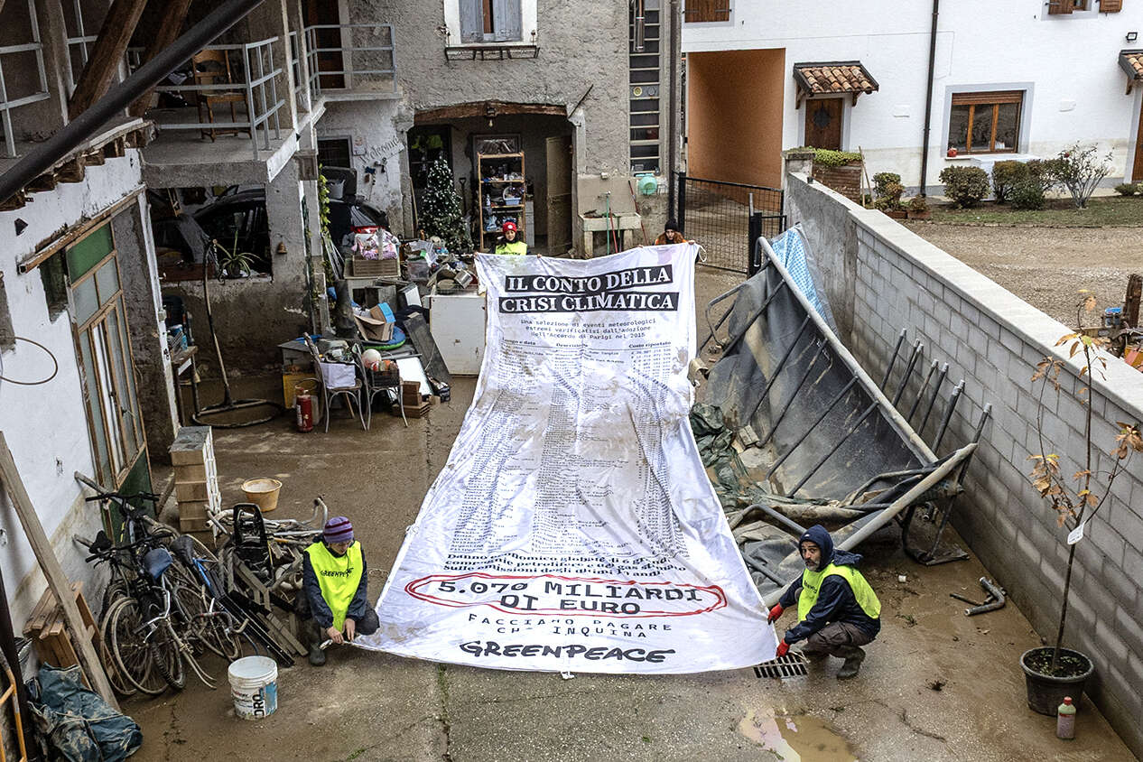 Cop30, lo scontrino gigante di Greenpeace nel fango del Friuli-Venezia Giulia: «Ecco il prezzo della crisi climatica»