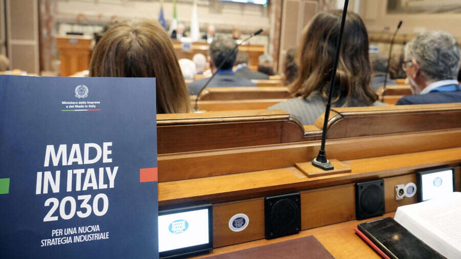 Il Libro bianco del governo sull’industria è anche troppo bianco: dentro non c’è traccia di transizione verde