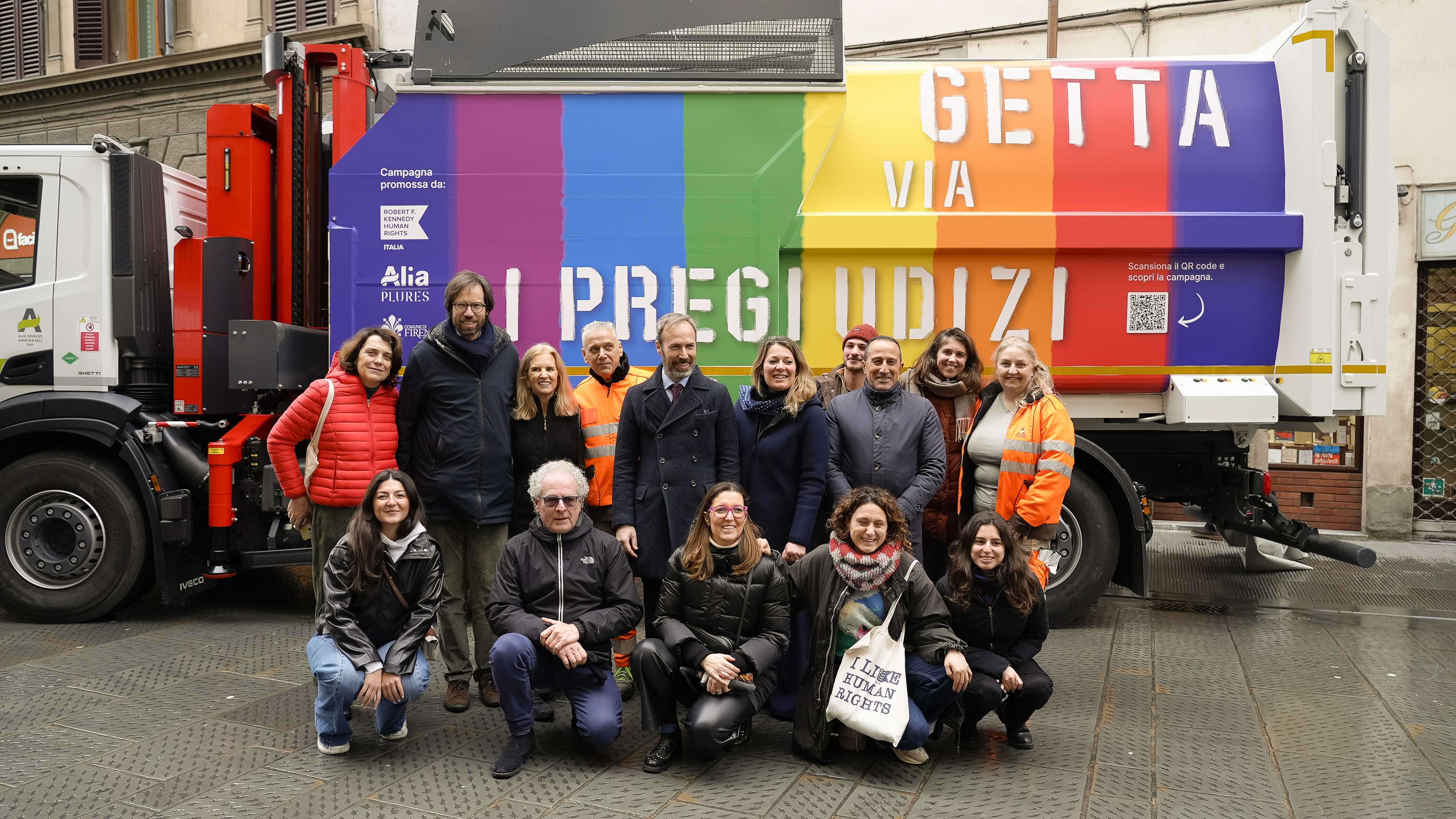 «Getta via i pregiudizi»: a Firenze lo spazio pubblico utilizzato per parlare di diritti, rispetto e responsabilità