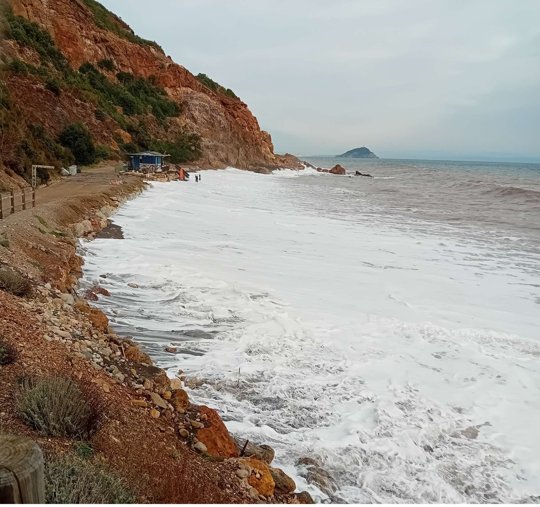 Elba, più di un anno dopo la situazione è peggiorata alla spiaggia dei Topinetti