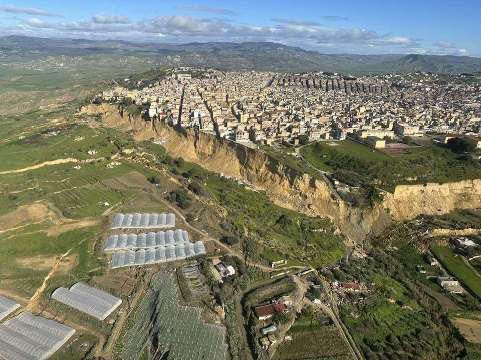 Niscemi in bilico, la frana si aggrava: «L'intera collina sta crollando sulla piana di Gela»