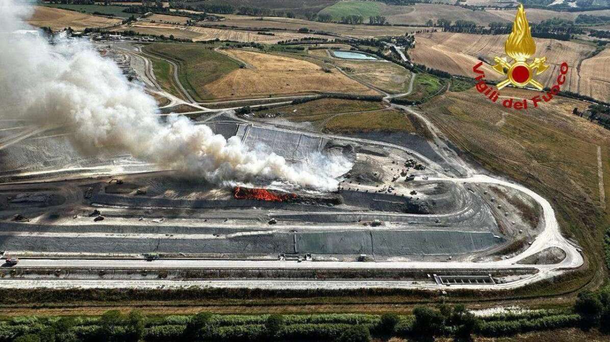 A Scapigliato bruciati 7mila mq e non 25mila, stop ai conferimenti rifiuti: ora la messa in sicurezza