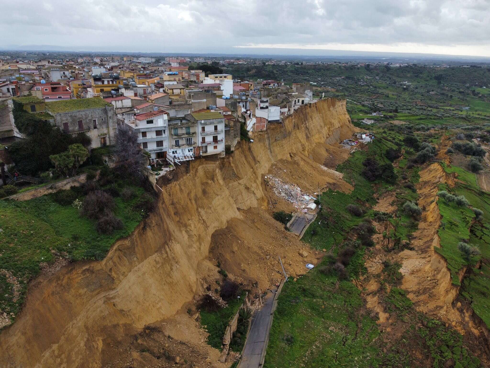 Dopo il ciclone Harry, a Niscemi 1.000 persone evacuate per la frana che spacca il paese