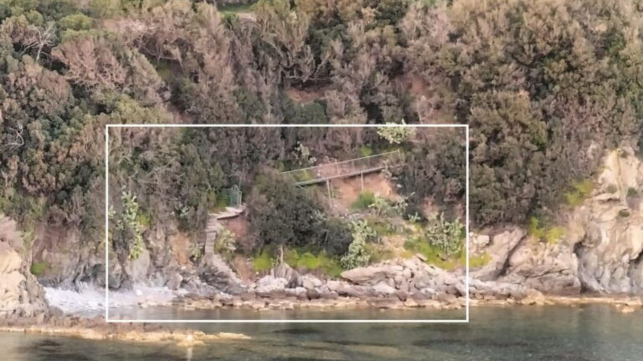 Cosa sono quelle due scalinate sulla scogliera di Cala dell’Alga a Cavo?