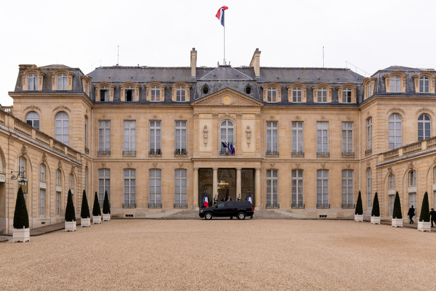 La Francia, nostalgica delle cariche napoleoniche, si prepara alla guerra