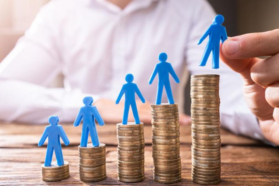 In Francia primo sì alla tassa per gli ultraricchi: 2% sui patrimoni superiori a 100 milioni di euro