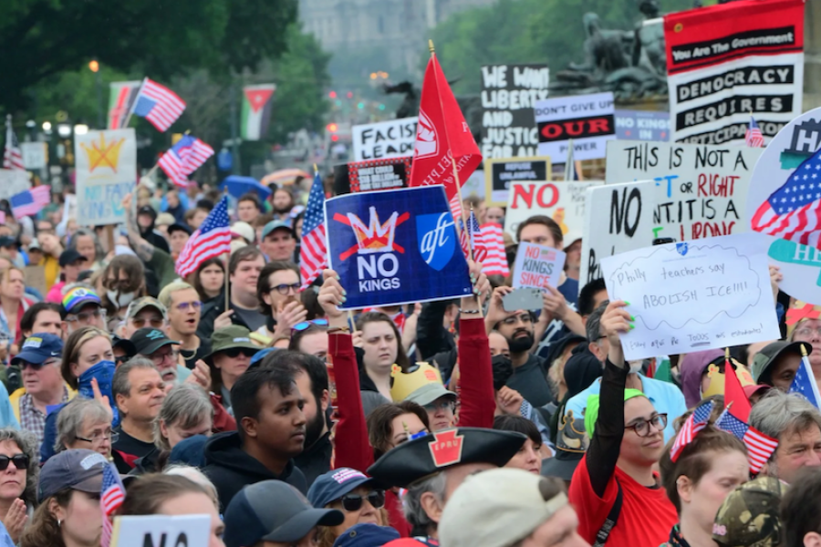 “No Kings”: in America milioni in piazza contro Trump, mentre tycoon e Meloni si scambiano complimenti