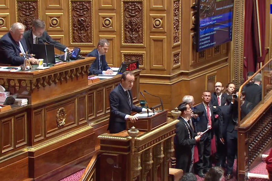 Francia: la rinuncia di Macron alla riforma delle pensioni salva Lecornu, che però evita la sfiducia per soli 18 voti