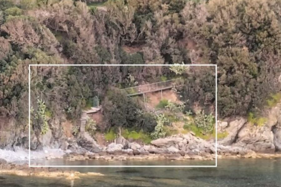 Cosa sono quelle due scalinate sulla scogliera di Cala dell’Alga a Cavo?