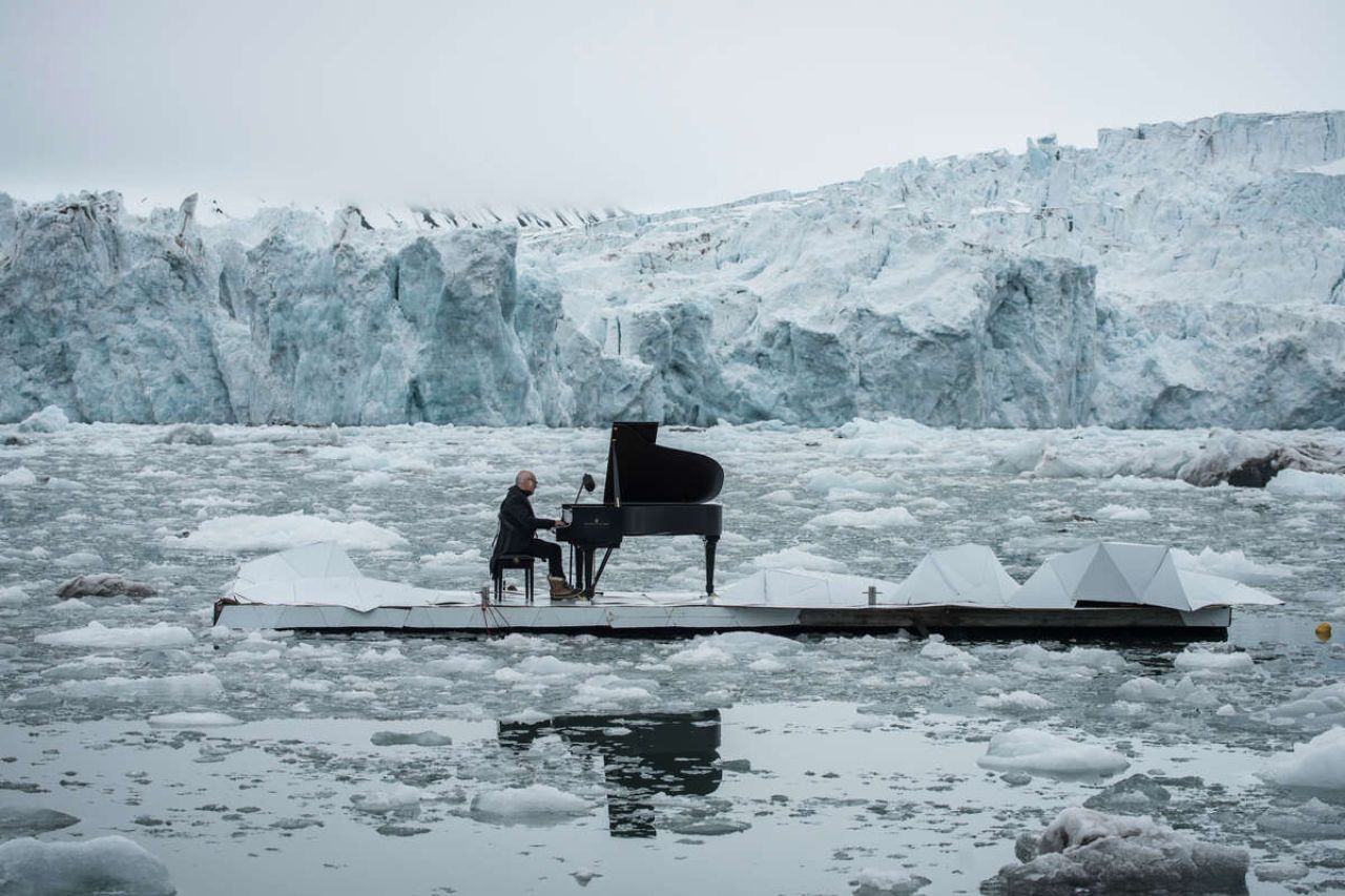 Ludovico Einaudi durante l'esecuzione di “Elegy for the Arctic” insieme a Greenpeace